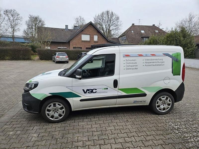 Gebraucht Fiat Doblò 95 PS (69 kW) 2018 Weiß Van / Kleinbus