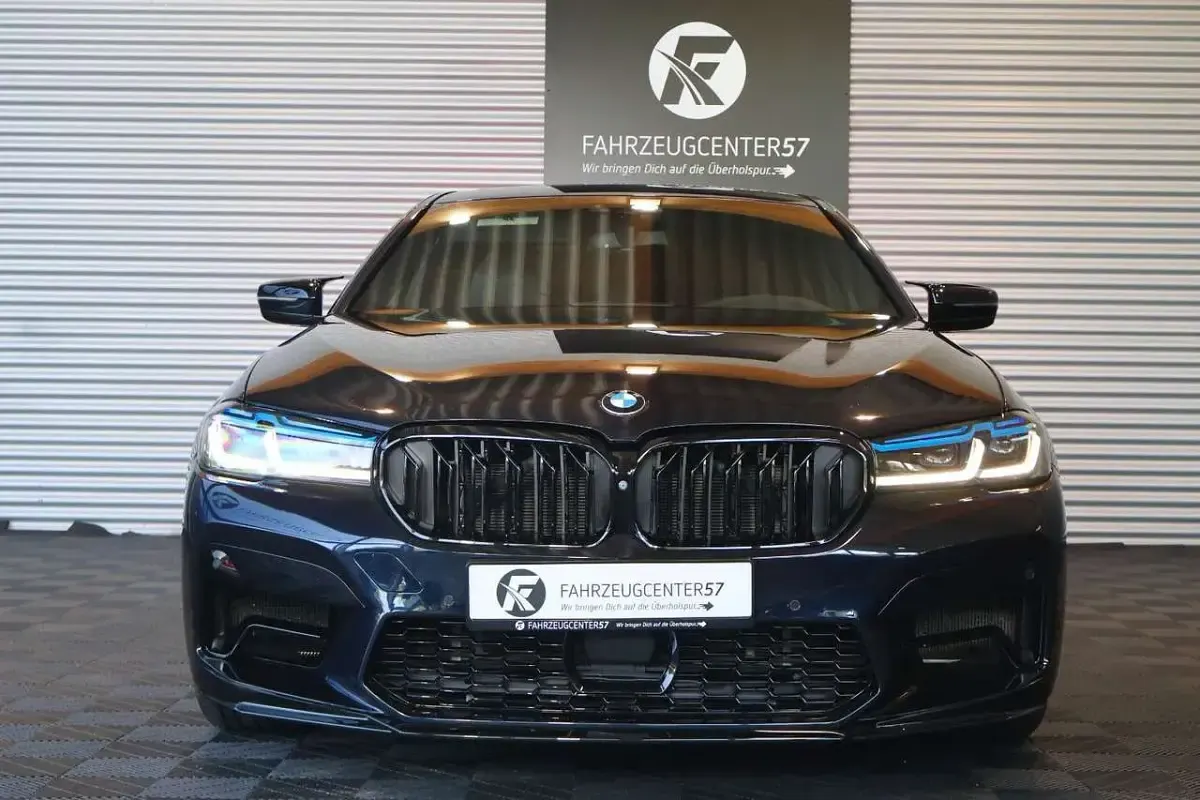 Gebraucht BMW 550 462 PS (339 kW) 2018 Carbonschwarz Limousine