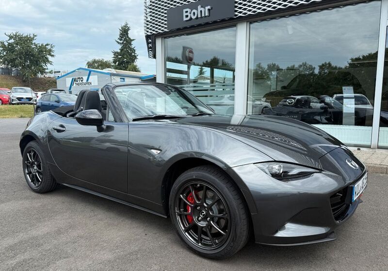 Grau Gebraucht 2025 Mazda MX5 Homura-Line Cabrio | 31.480 € (Etwas zu teuer) - Bild 1/4