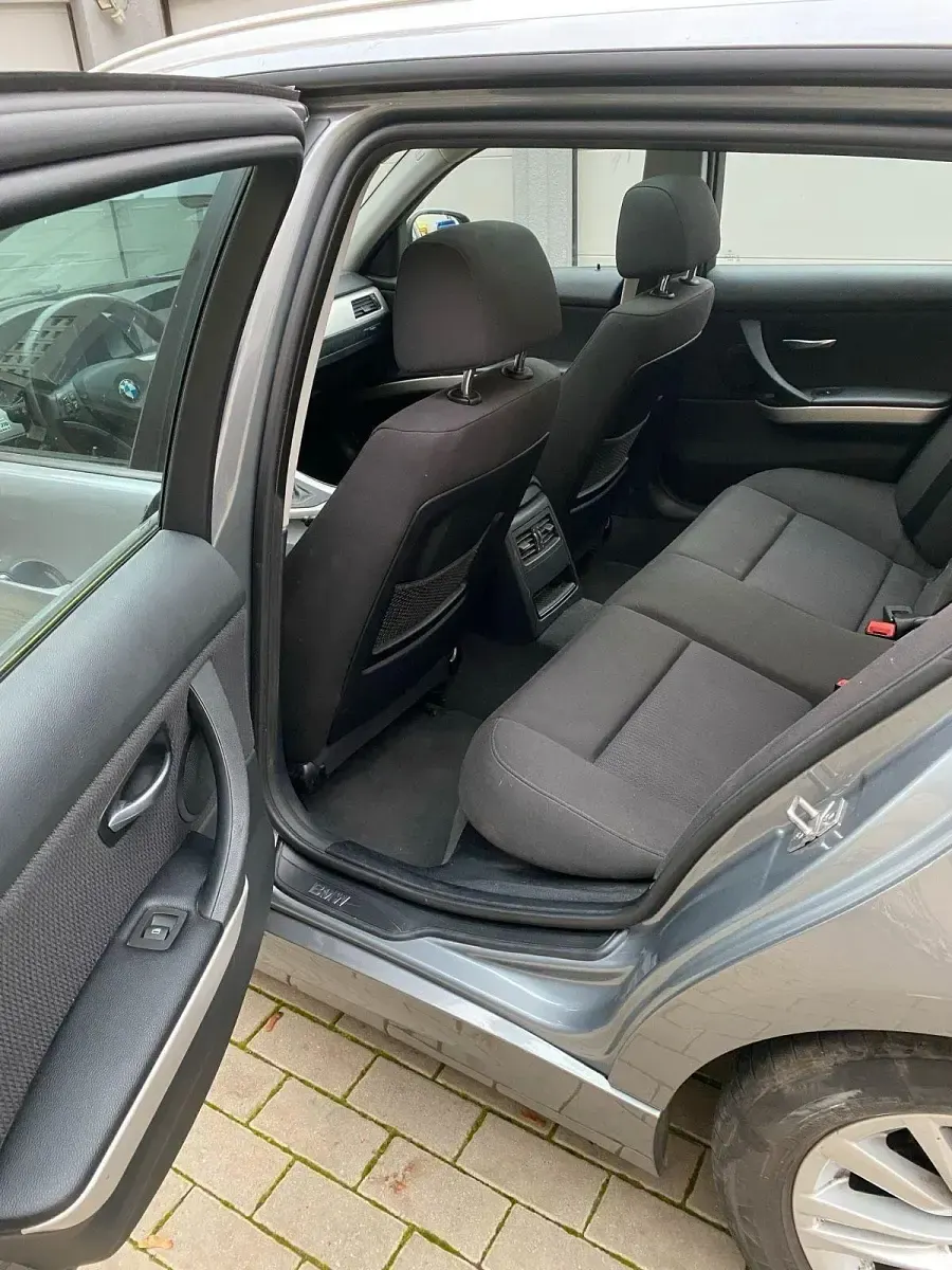 Gebraucht BMW 318 143 PS (105 kW) 2011 Grau Kombi