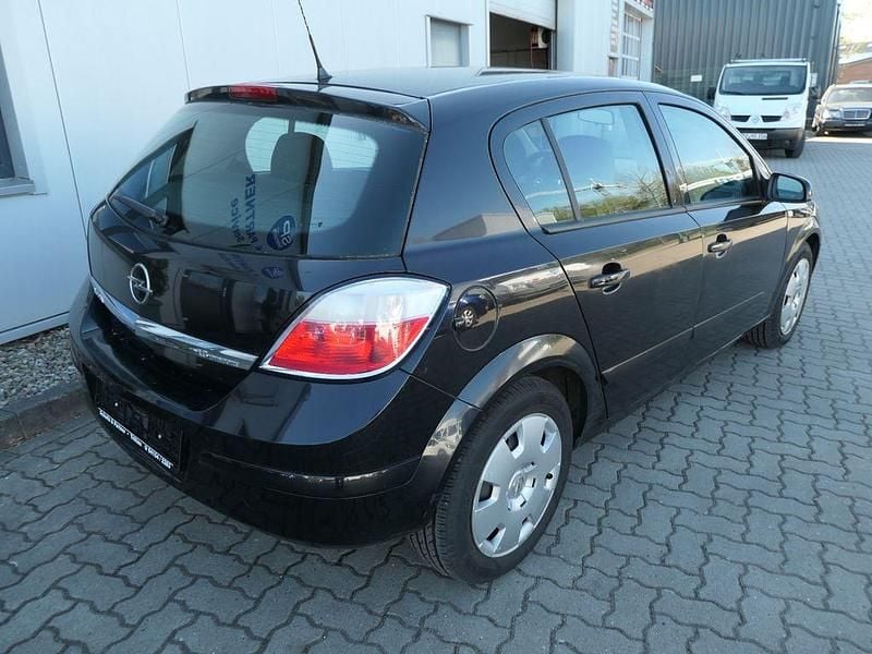 Second-hand Opel Astra 105 CP (77 kW) 2004 Negru Berlinǎ