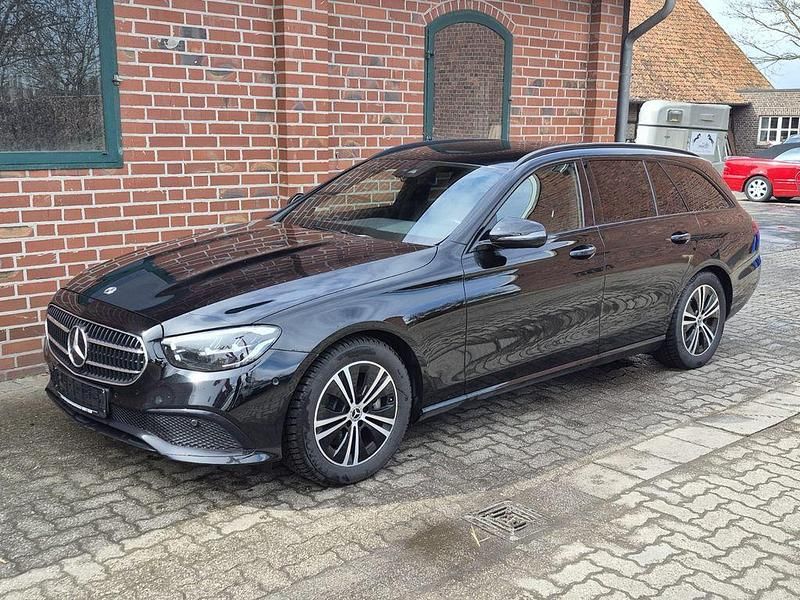 Gebraucht Mercedes E220 Avantgarde 194 PS (142 kW) 2021 Schwarz Limousine