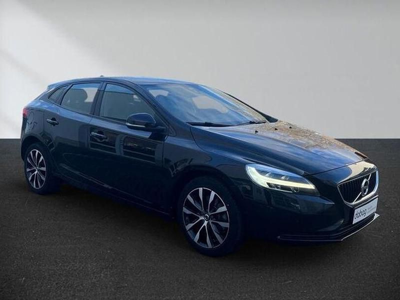 Gebraucht Volvo V40 Momentum 122 PS (89 kW) 2019 Schwarz Limousine