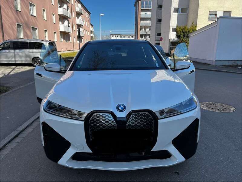 Weiß Gebraucht 2023 BMW iX Sport Line SUV | 54.900 € (Fairer Preis) - Bild 1/4