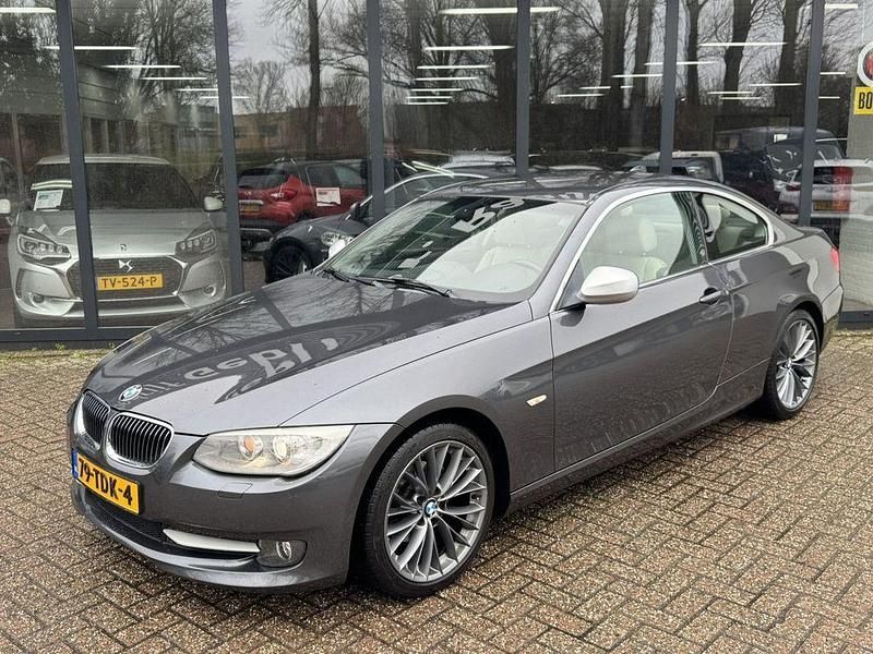 Gebraucht BMW 320 Sport Line 165 PS (121 kW) 2012 Grau Coupé