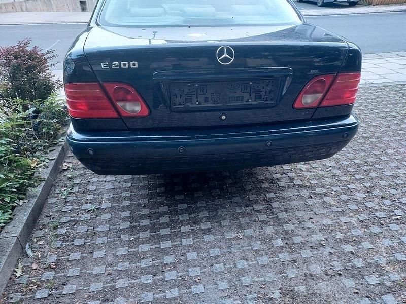 Blau Gebraucht 1998 Mercedes 200 Limousine | 1.500 € (Fairer Preis) - Bild 1/4