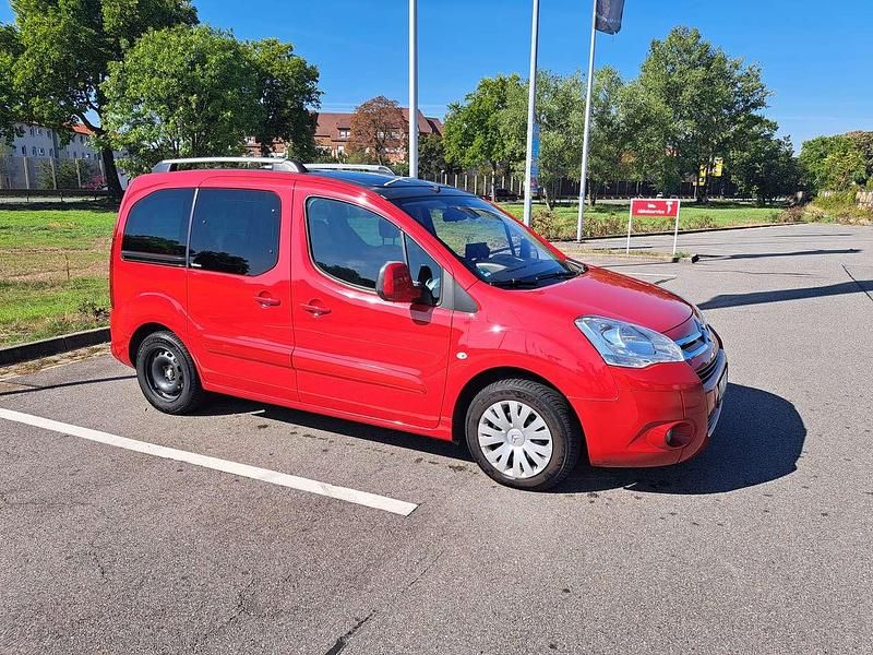 Rot Gebraucht 2011 Citroën Berlingo Exclusive Van / Kleinbus | 2.499 € (Superpreis) - Bild 1/4