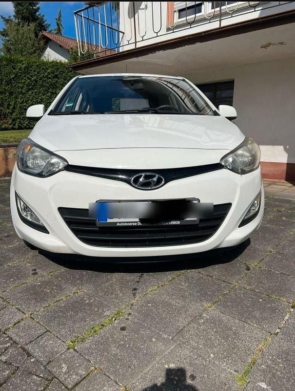 Weiß Gebraucht 2013 Hyundai i20 Edition Kleinwagen | 4.500 € (Fairer Preis) - Bild 1/4