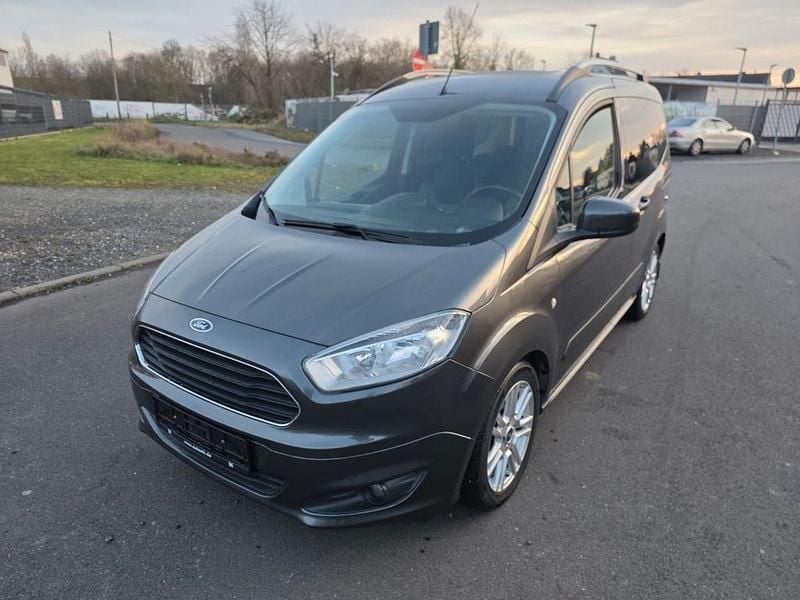 Grau Gebraucht 2016 Ford Tourneo Courier Titanium Van / Kleinbus | 5.800 € (Superpreis) - Bild 1/4
