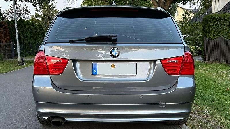 Gebraucht BMW 320 Exclusive 170 PS (125 kW) 2011 Grau Kombi