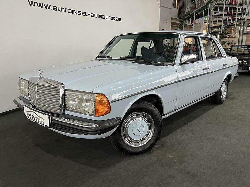 Blau Gebraucht 1978 Mercedes 200 Limousine | 16.850 € - Bild 1/4