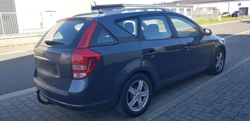 Używany Kia Ceed 78 KM (57 kW) 2011 Szary Hatchback