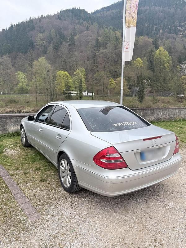 Second-hand Mercedes E500 306 CP (225 kW) 2003 Argintiu Berlinǎ
