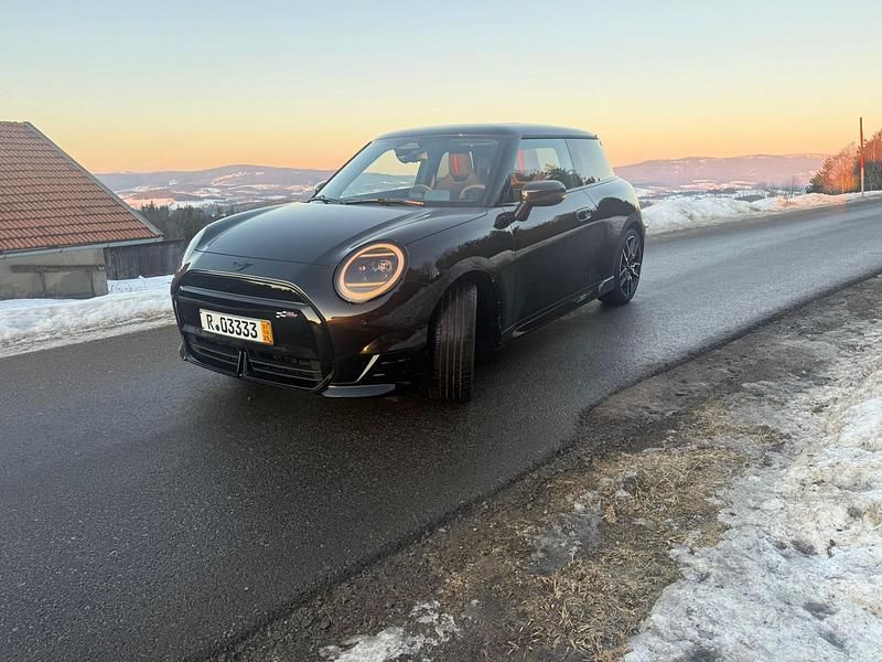 Schwarz Neu 2025 Mini Cooper SE Kleinwagen | 36.000 € (Teuer) - Bild 1/4