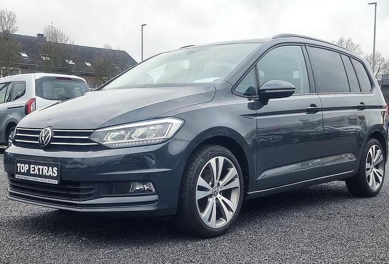 Gebraucht VW Touran Comfortline 122 PS (89 kW) 2022 Grau Van / Kleinbus