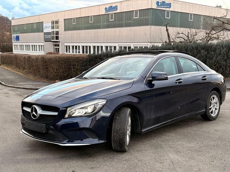 Blau Gebraucht 2017 Mercedes CLA180 Limousine | 13.300 € (Guter Preis) - Bild 1/4