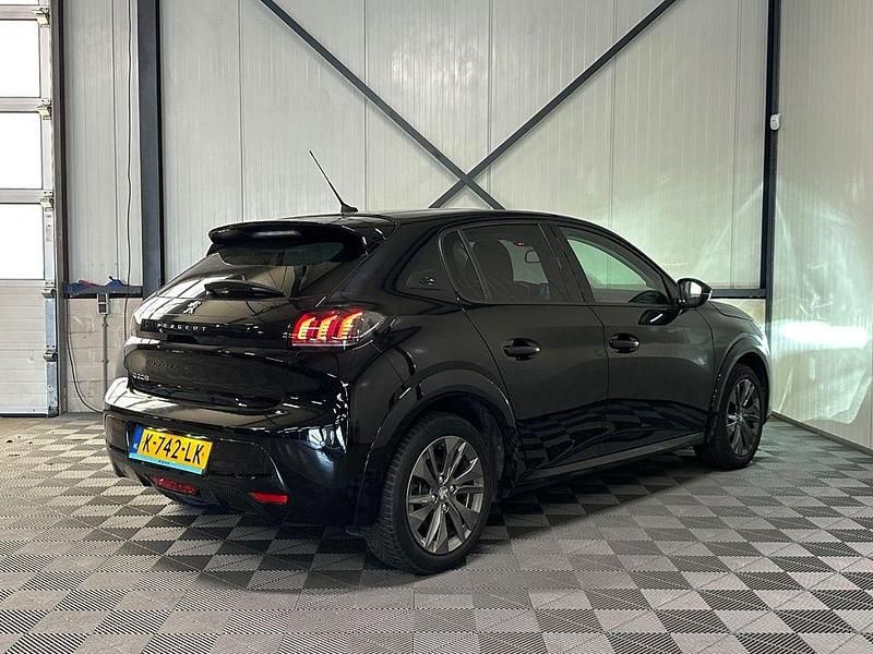 Gebraucht Peugeot e-208 Allure 100 kW (136 PS) 2020 Schwarz Kleinwagen