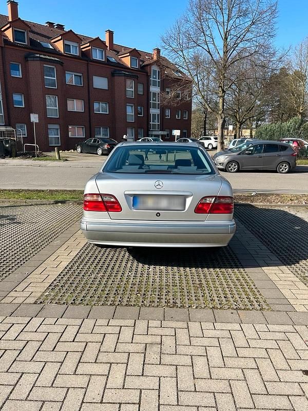 Gebraucht Mercedes E200 116 PS (85 kW) 2000 Silber Limousine