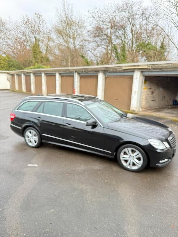 Gebraucht Mercedes E300 205 PS (150 kW) 2013 Schwarz Kombi