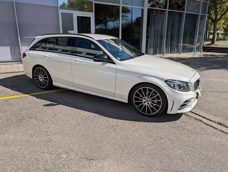 Weiß Gebraucht 2019 Mercedes C220 AMG line Limousine | 26.500 € (Etwas zu teuer) - Bild 1/4