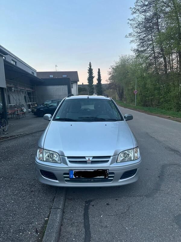 Grau Gebraucht 2002 Mitsubishi Space Star Kombi | 2.500 € (Fairer Preis) - Bild 1/4