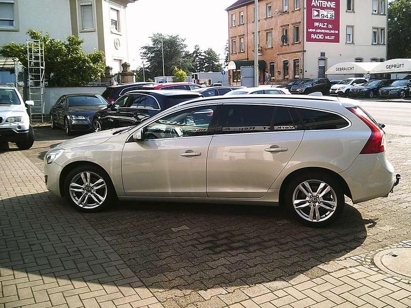 Cosmic white / metallic Gebraucht 2013 Volvo V60 Momentum Kombi | 7.200 € (Etwas zu teuer) - Bild 1/4