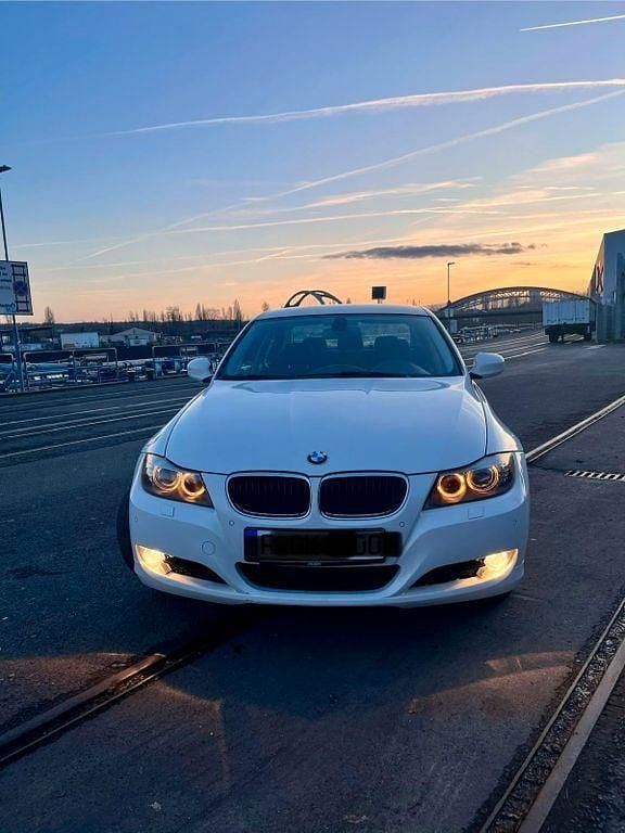 Weiß Gebraucht 2010 BMW 318 Limousine | 6.750 € (Fairer Preis) - Bild 1/4