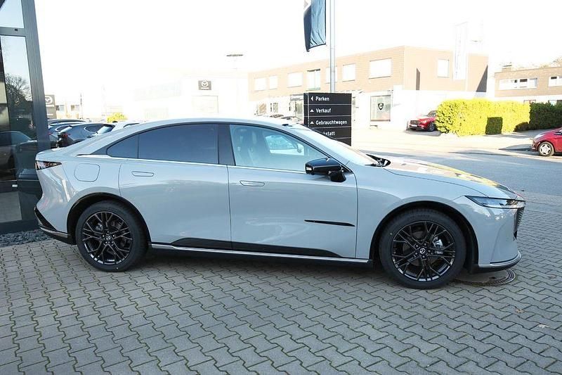 Neu Mazda 6e Takumi-Line 189 kW (258 PS) 2025 Grau Limousine