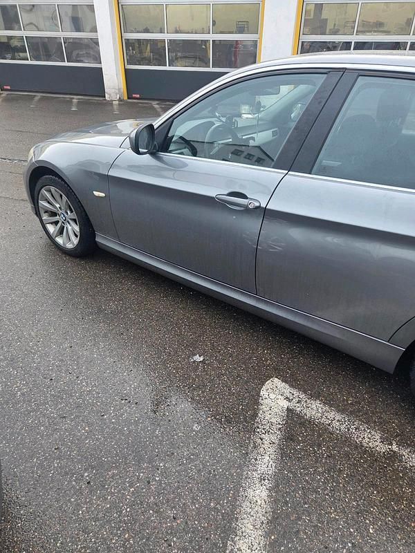 Gebraucht BMW 325 210 PS (154 kW) 2010 Grau Limousine