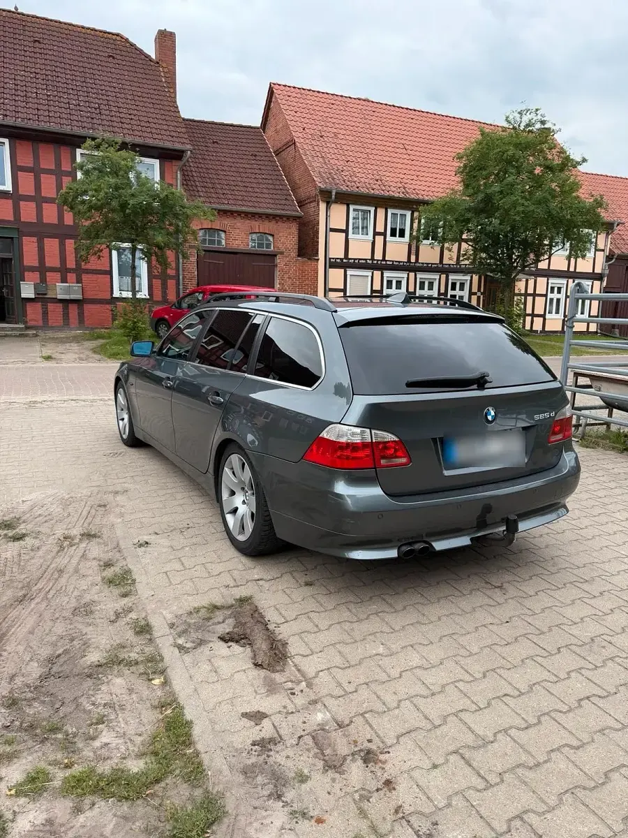Gebraucht BMW 525 177 PS (130 kW) 2006 Grau Kombi