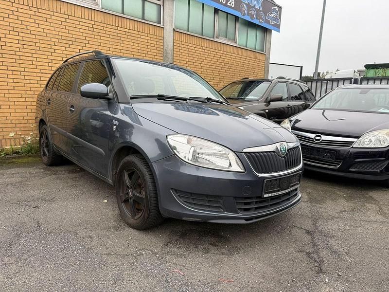 Grau Gebraucht 2012 Skoda Fabia Family Kombi | 4.980 € (Fairer Preis) - Bild 1/4