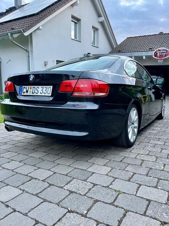Schwarz Gebraucht 2009 BMW 330 Sport Line Coupé | 13.800 € (Fairer Preis) - Bild 1/4