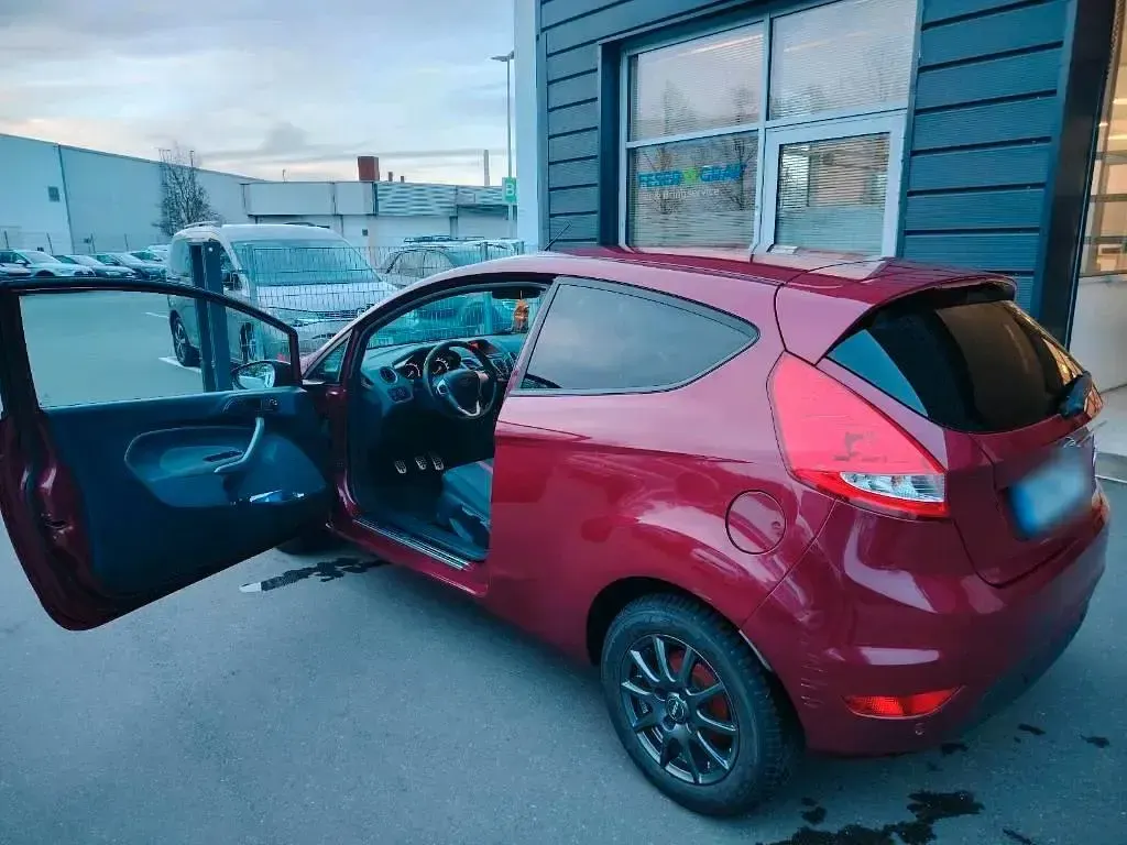 Gebraucht Ford Fiesta 82 PS (60 kW) 2011 Rot Kleinwagen