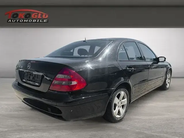 Usado Mercedes E200 122 CV (89 kW) 2005 Negro Berlina