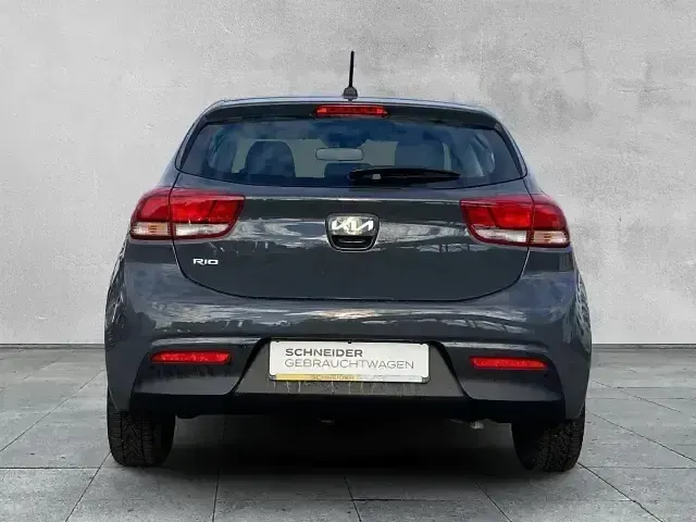 Gebraucht Kia Rio Spirit 101 PS (74 kW) 2023 Grau Limousine