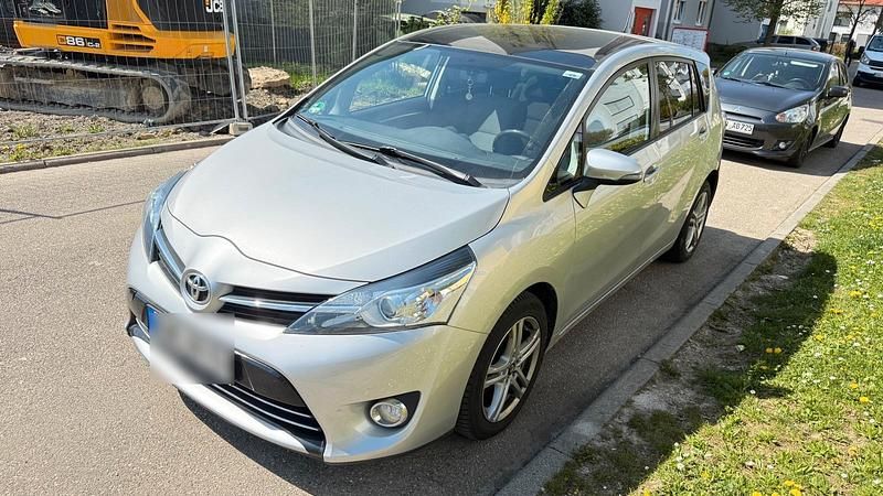 Second-hand Toyota Verso 111 CP (81 kW) 2014 Argintiu Monovolum