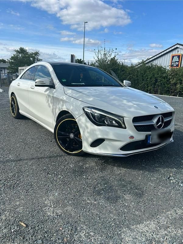 Weiß Gebraucht 2016 Mercedes CLA200 Limousine | 12.300 € (Fairer Preis) - Bild 1/4