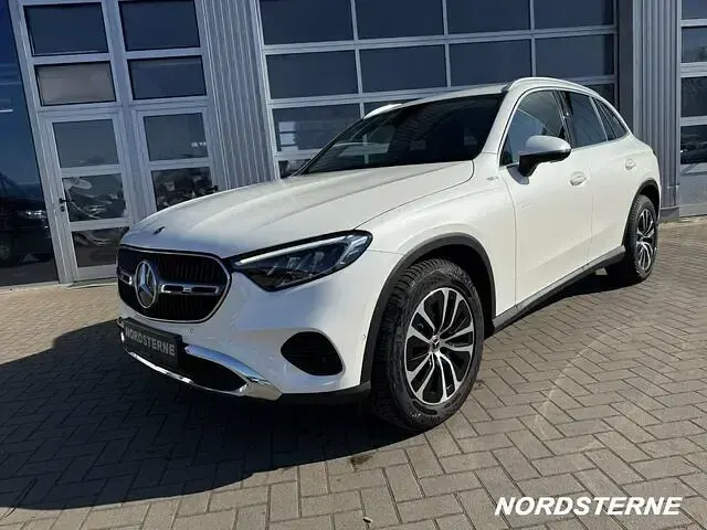 Gebraucht Mercedes GLC200 Avantgarde 204 PS (150 kW) 2023 Manufaktur diamantweiß bright SUV