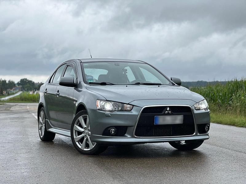 Grau Gebraucht 2014 Mitsubishi Lancer Limousine | 7.800 € (Etwas zu teuer) - Bild 1/4