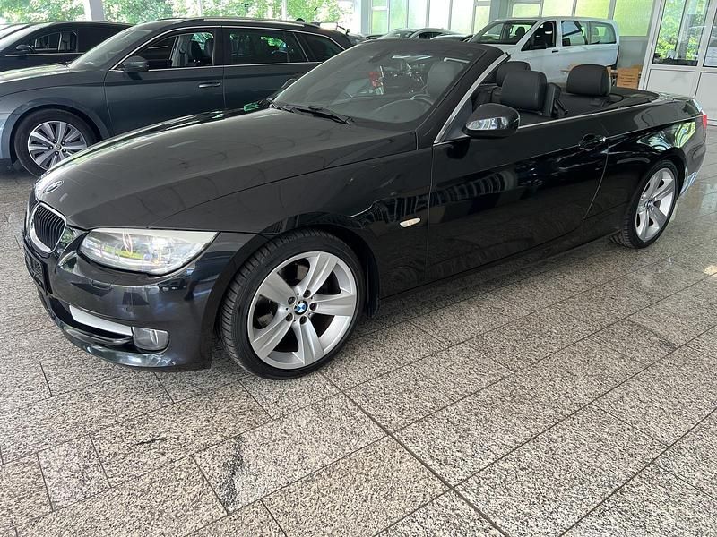 Schwarz, metallic Gebraucht 2011 BMW 320 Cabrio | 12.495 € (Etwas zu teuer) - Bild 1/4
