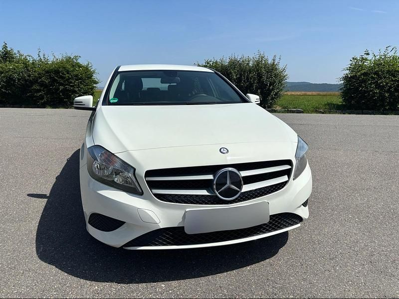 Weiß Gebraucht 2015 Mercedes A180 Kleinwagen | 9.800 € (Guter Preis) - Bild 1/4