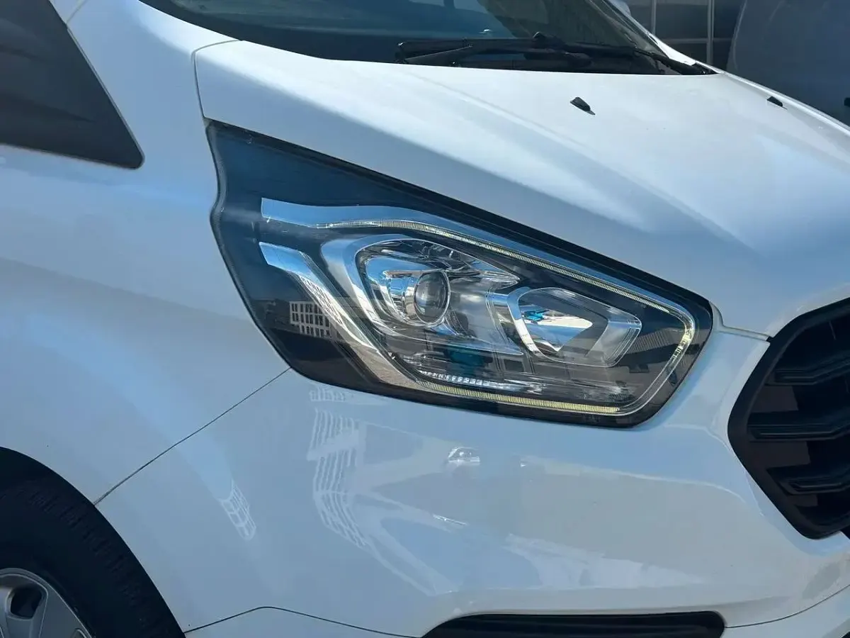 Gebraucht Ford Transit Custom 131 PS (96 kW) 2020 Frozen white Van / Kleinbus
