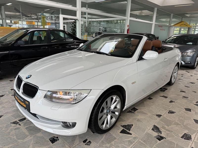Weiß Gebraucht 2010 BMW 318 Cabriolet Comfort Edition Cabrio | 12.990 € (Teuer) - Bild 1/4