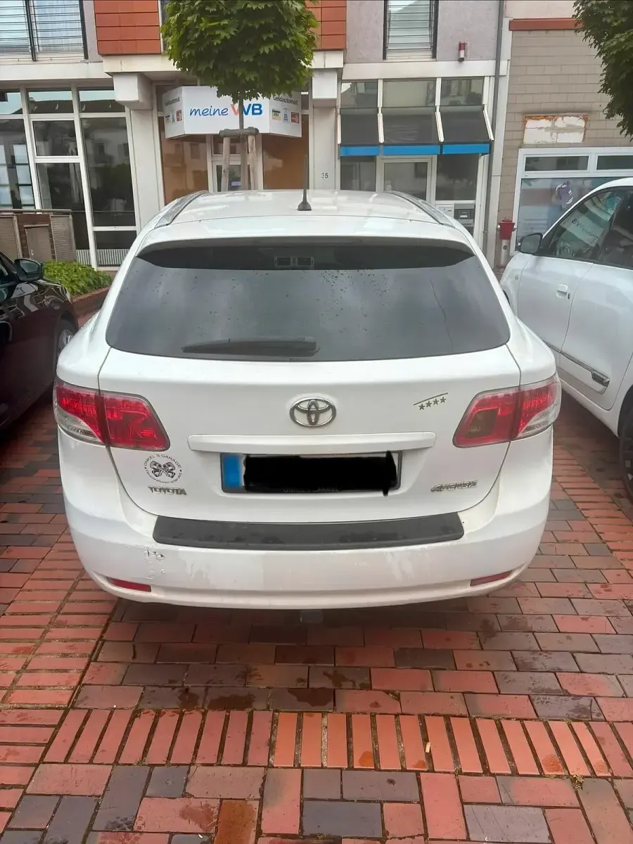Gebraucht Toyota Avensis T2 150 PS (110 kW) 2010 Weiß Kombi