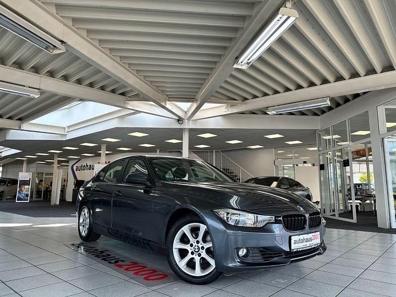 Grau Gebraucht 2012 BMW 320 Comfort Edition Limousine | 13.950 € (Fairer Preis) - Bild 1/4