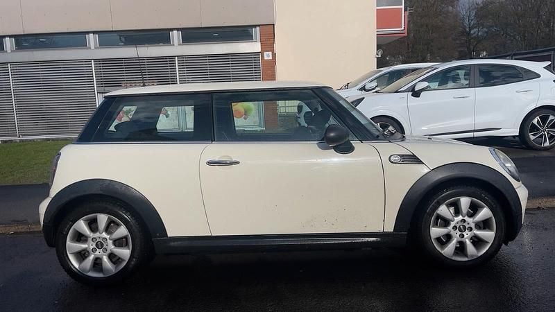 Gebraucht Mini Cooper 75 PS (55 kW) 2010 Weiß Kleinwagen