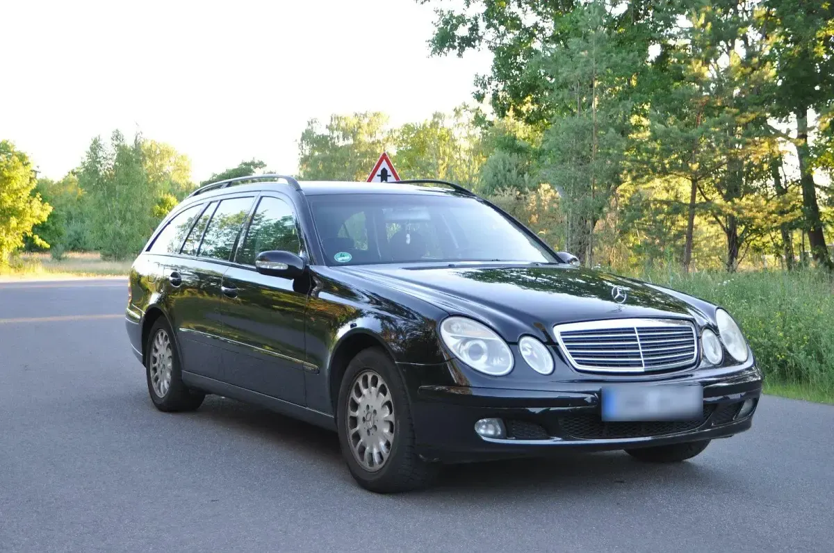 Gebraucht Mercedes E220 150 PS (110 kW) 2004 Schwarz Kombi