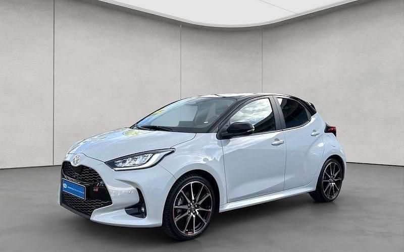 Grau Gebraucht 2024 Toyota Yaris Hybrid Sport Limousine | 26.990 € - Bild 1/4