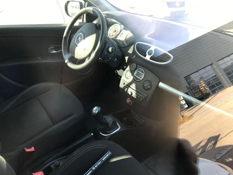 Gebraucht Renault Clio II Dynamique 75 PS (55 kW) 2010 Silber Limousine