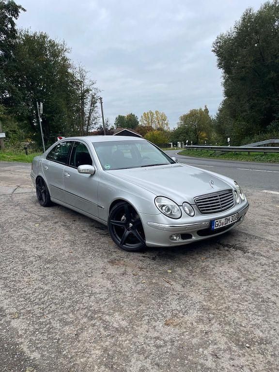 Silber Gebraucht 2004 Mercedes E200 Elegance Limousine | 3.300 € (Guter Preis) - Bild 1/4